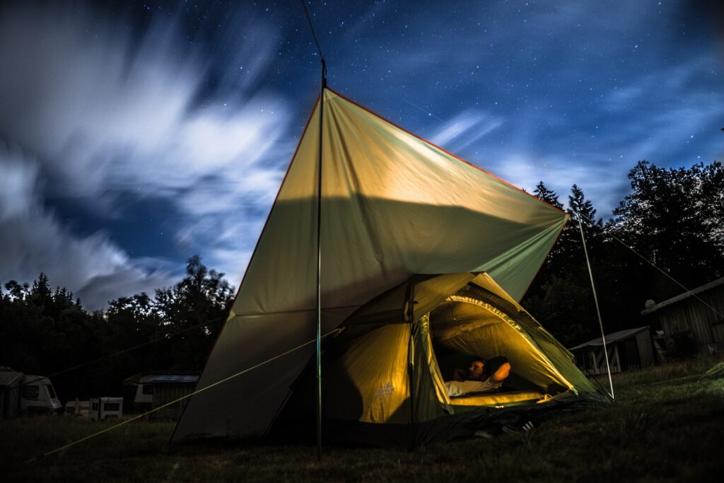 Camping telt opsat i et camping område